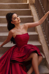 Hermoso vestido de fiesta rojo de corte A sin mangas con volantes y cola